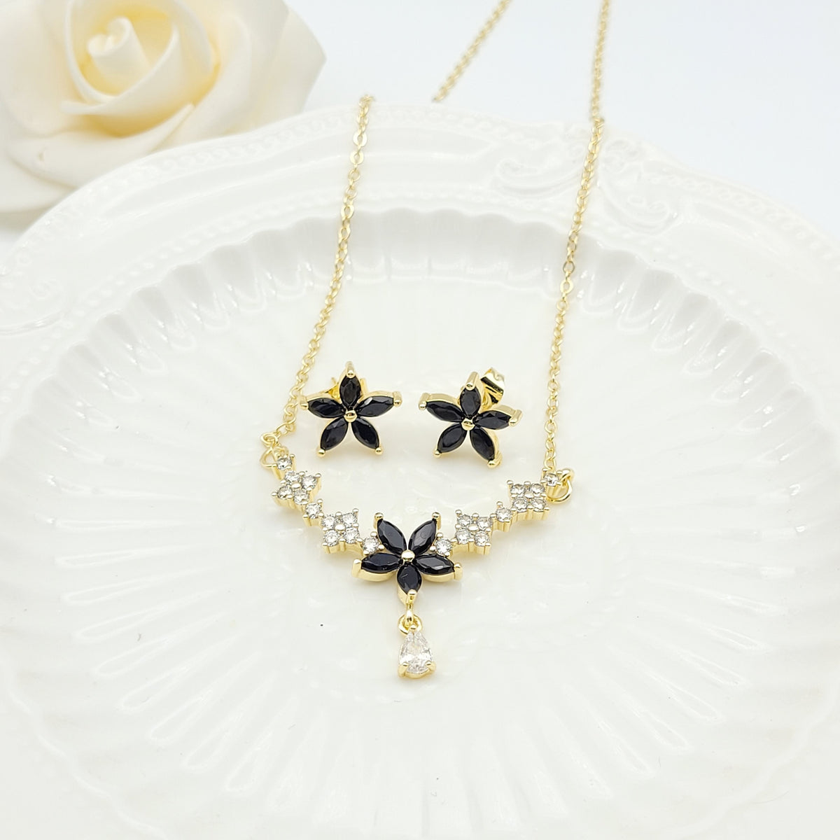 Flower Stud Earring Jewelry Sets Small Delicate Petals Design 18K Gold
