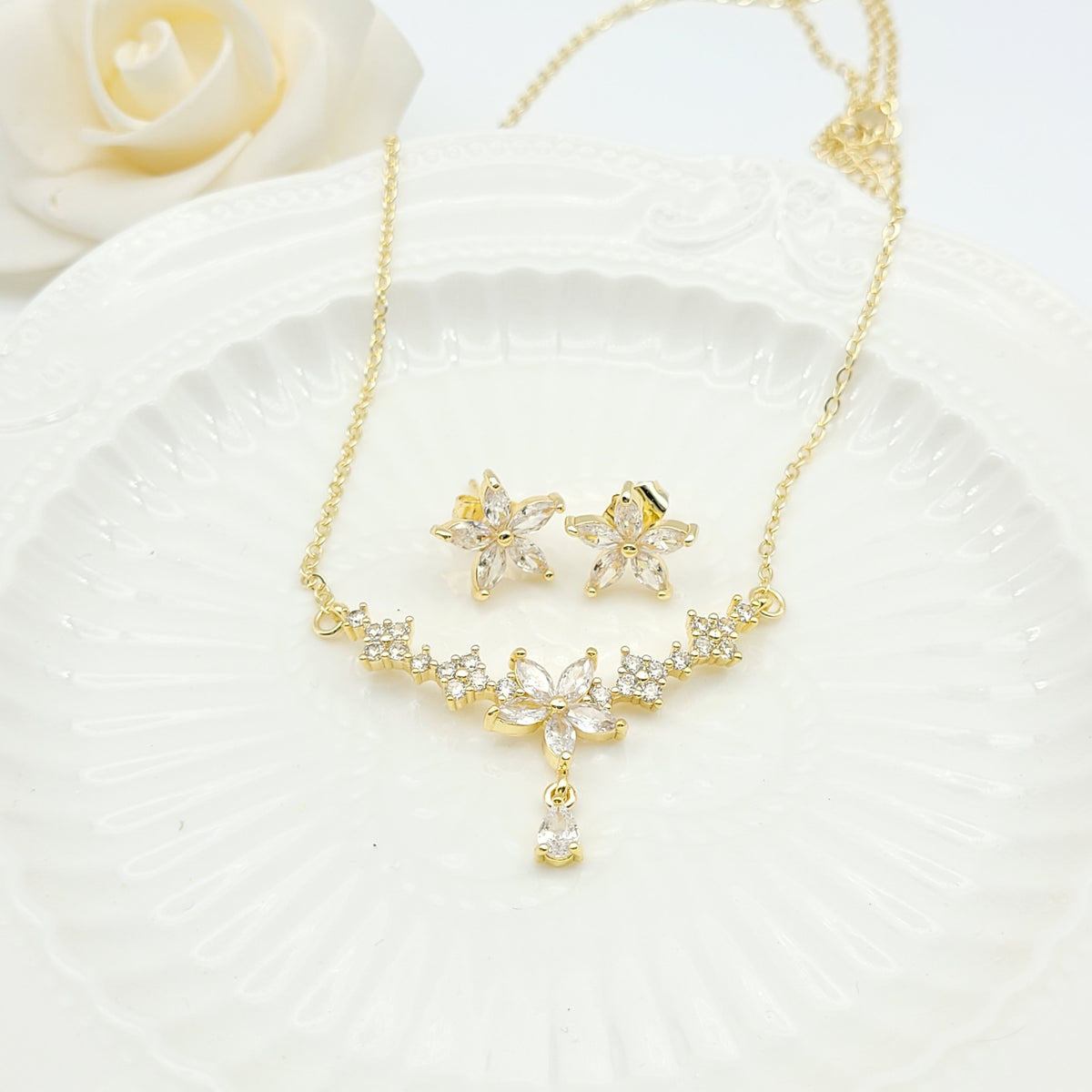 Flower Stud Earring Jewelry Sets Small Delicate Petals Design 18K Gold