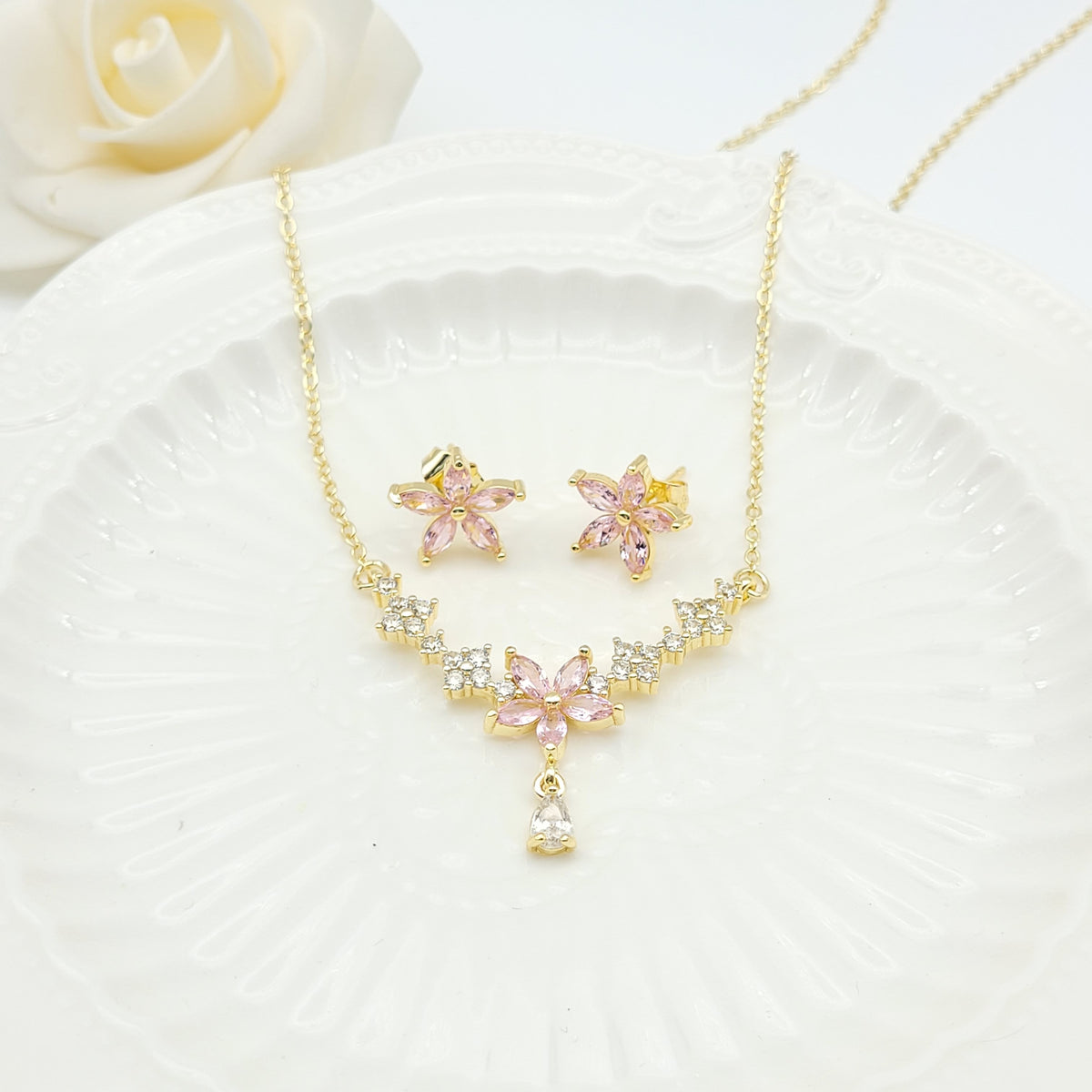 Flower Stud Earring Jewelry Sets Small Delicate Petals Design 18K Gold